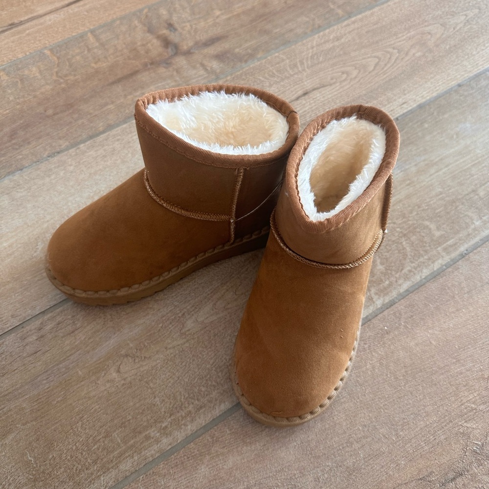 Boots with soft faux fur lining NEW. Size 12 kids